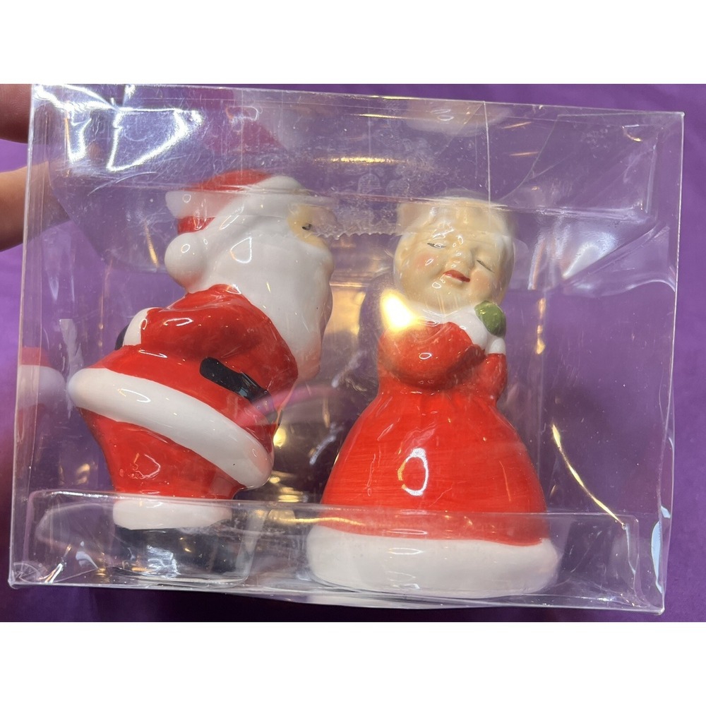 Sleigh Bell Bistro Ceramic Santa & Mrs. Claus Kissing‎ Salt & Pepper Set NIB